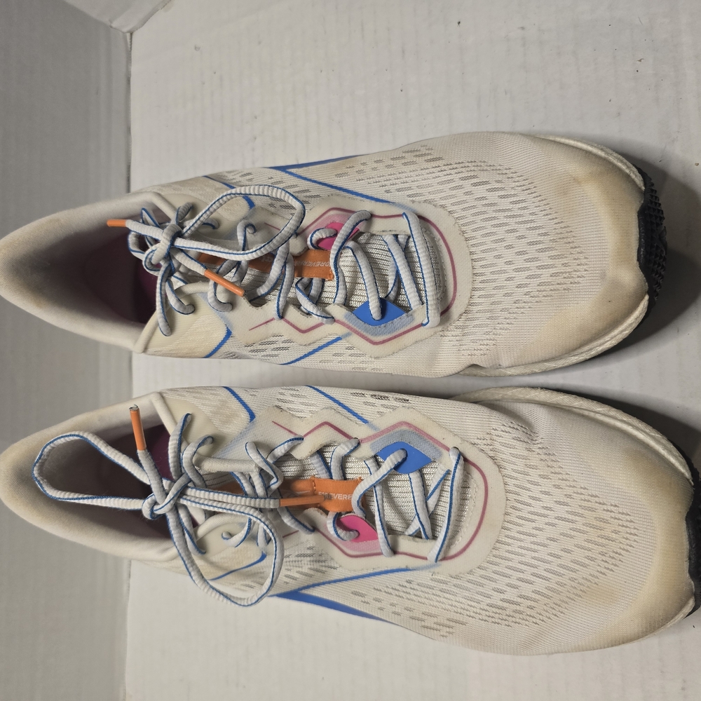 Reebok Cream and Blue Athletic Shoes with Breathable Mesh and Lightweight Design